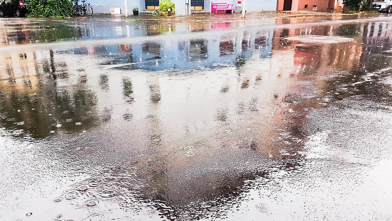 【四川达州暴雨:汽车被淹没/四川达州大暴雨】